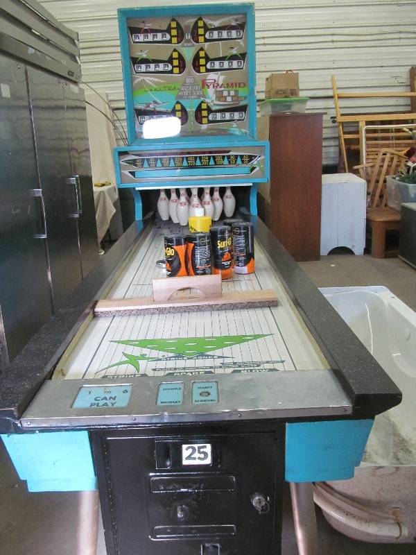 lot 190 image: vintage Williams Electronic untied Pyramid bowler