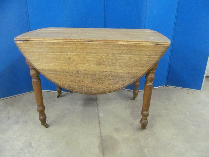 lot 114 image: vintage drop leaf table