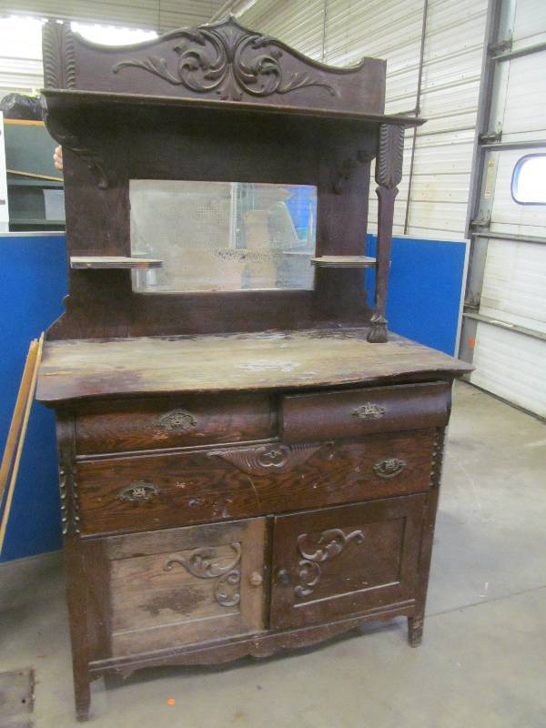 lot 119 image: vintage dresser