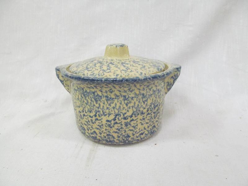 lot 142 image: Roseville bean pot