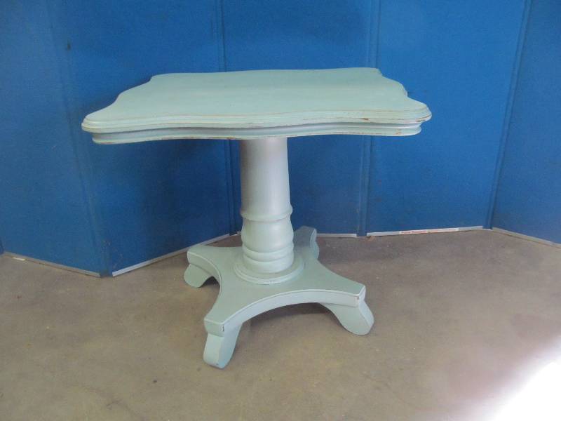lot 162 image: end table