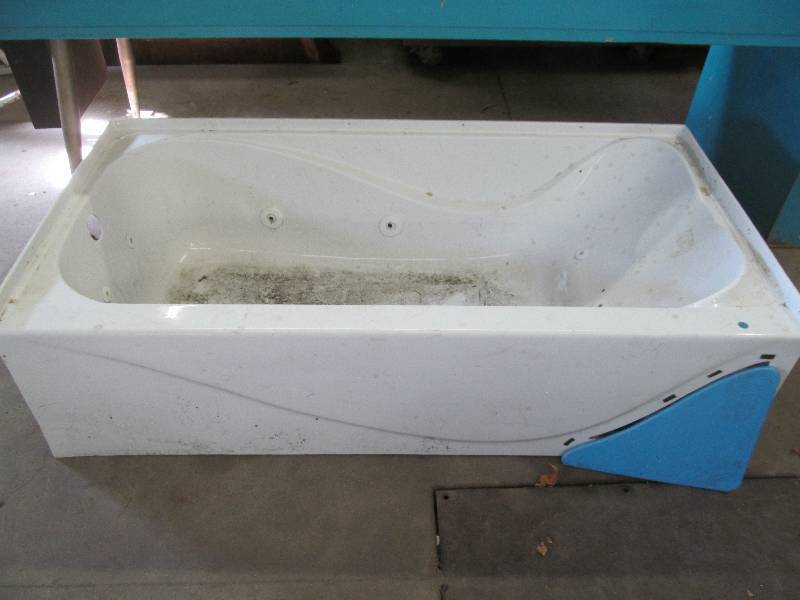lot 189 image: Jacuzzi tub