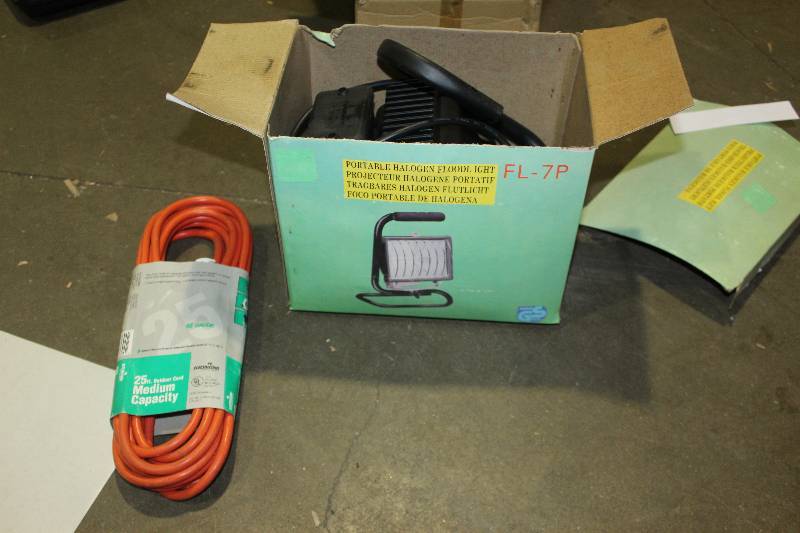 lot 41 image: Portable Halogen Floodlight Shop Light w Extenstion Cord