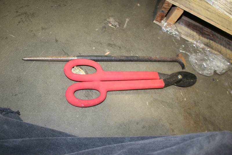 lot 79 image: Lot of (2) Wiss Drop-Forged Tongs, Spike