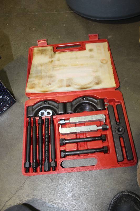 lot 40 image: Puller Set w Case