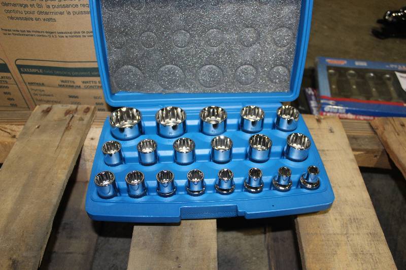 lot 100 image: Neiko Tools 19-Piece 12in. Drive Penta-Metric Socket Set
