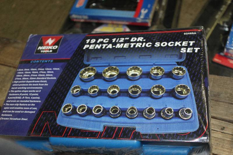 lot 101 image: Neiko Tools 19-Piece 12in. Drive Penta-Metric Socket Set
