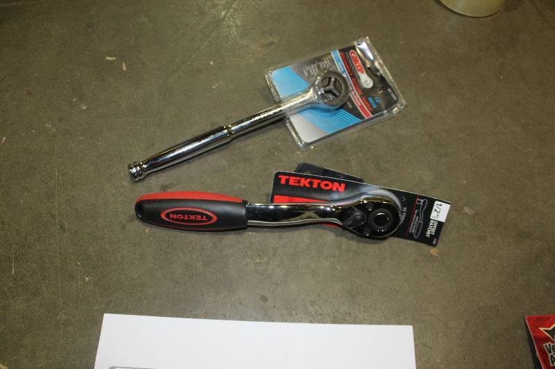 lot 137 image: Lot of (2) Hand Tools Includes Tekton 12in. Drive Offset Ratchet, Grip 12in. Drive Mechanics Ratchet Handle