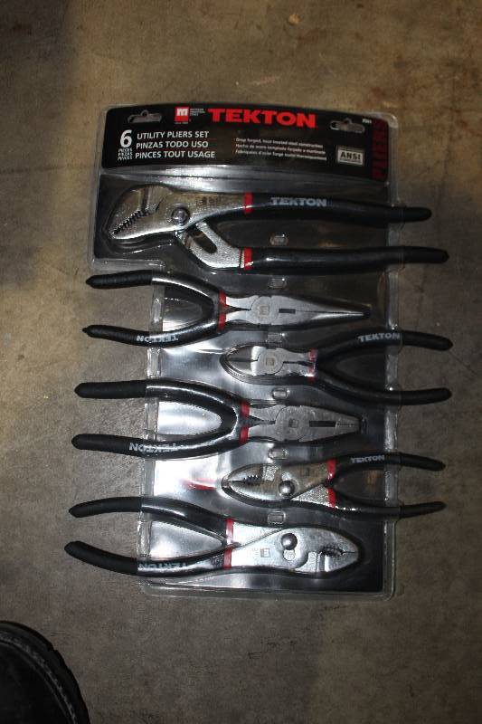lot 157 image: Tekton Utility Pilers Set