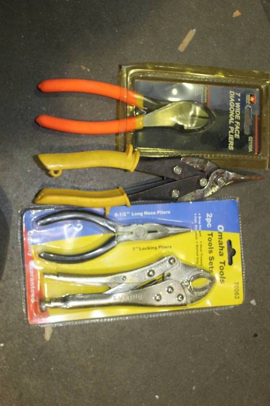 lot 171 image: Lot of (3) Hand Tools Includes Needle Nose Pliers, Locking Pliers, Diagonal Pliers