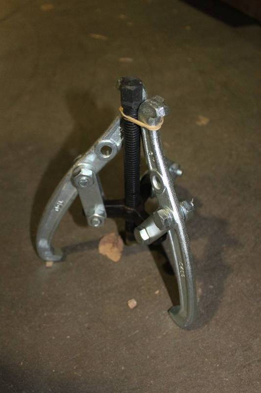 lot 178 image: 6in. Gear Puller
