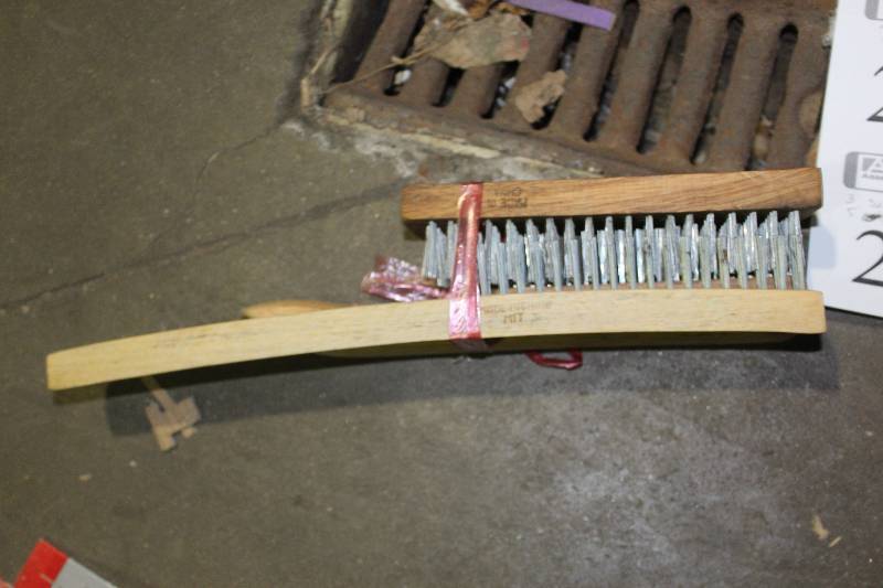 lot 202 image: Lot of (3) Brushes
