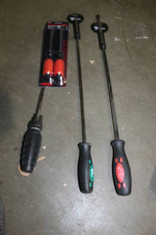 lot 209 image: Lot of (4) Hand Tools Includes Tekton 2-Piece Screwdriver Set, Chrome Vanadium 6x450mm Screwdriver, Chrome Vanadium 8x450mm Screwdriver