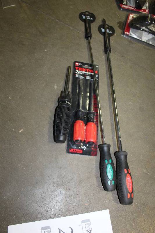 lot 210 image: Lot of (4) Hand Tools Includes Tekton 2-Piece Screwdriver Set, Chrome Vanadium 6x450mm Screwdriver, Chrome Vanadium 8x450mm Screwdriver