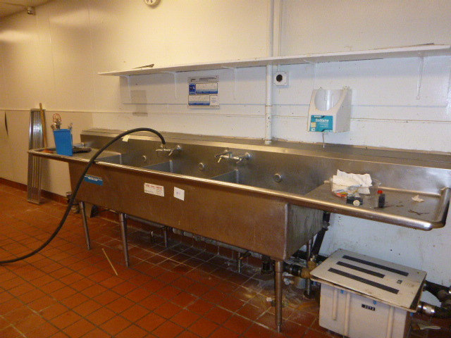 lot 4 image: 3 Compartment Sink