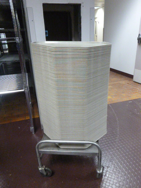 lot 35 image: 100 Serving Trays