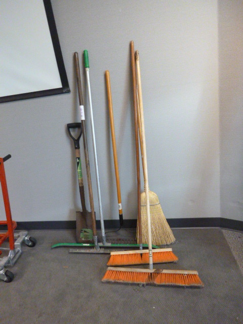 lot 158 image: Cleaning Tools