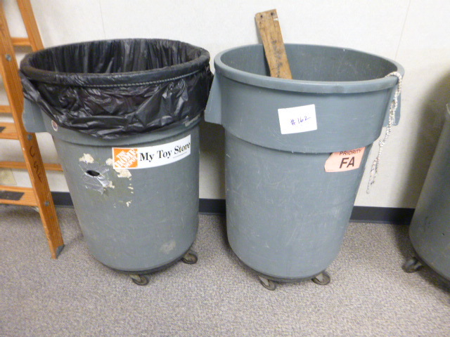 lot 162 image: 2 Garbage Cans
