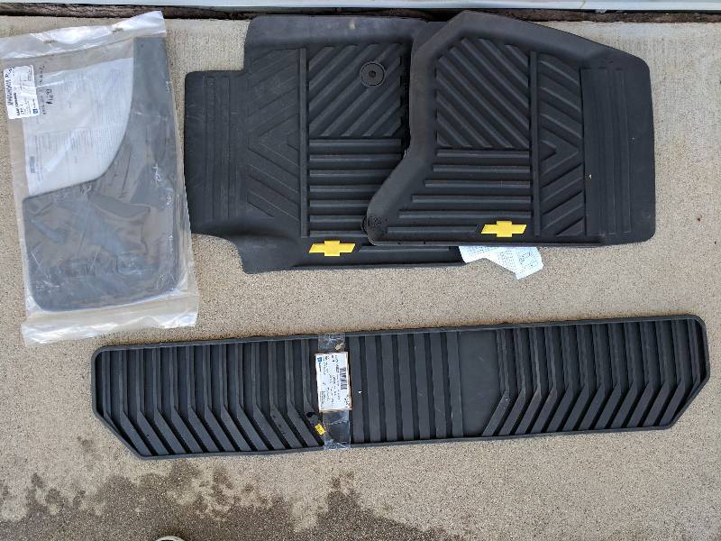 lot 9 image: Genuine GM Mats & Splash Guard