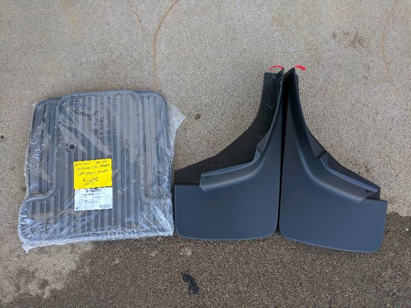lot 10 image: Genuine GM Mats & Splash Guard