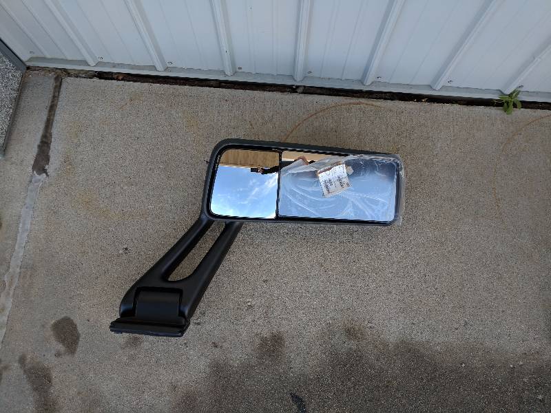 lot 23 image: Peterbilt Truck Mirror