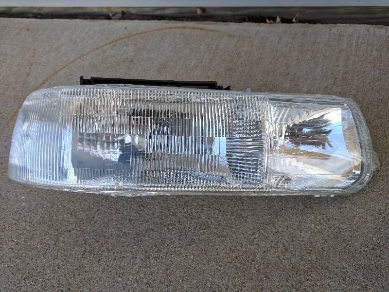 lot 25 image: Suburban & Tahoe Headlight