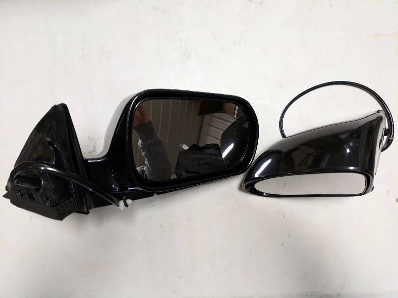 lot 95 image: Unmarked Automotive Mirrors