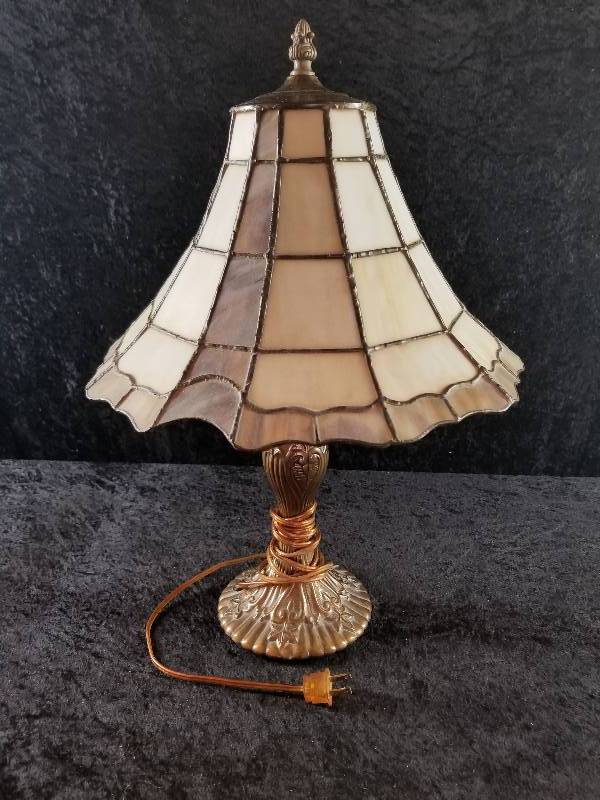 lot 61 image: Lead Glass Tiffany Style Lamp, Very Pretty, 21h