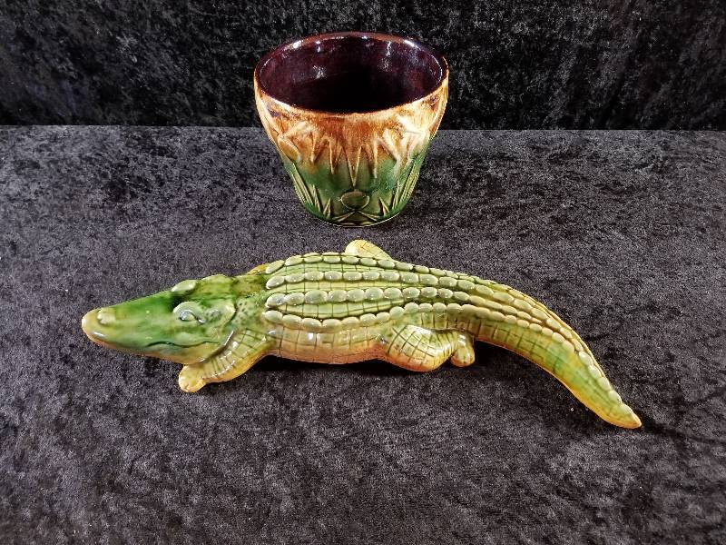 lot 64 image: Vintage Alligator 13, & Roseville OH Planter