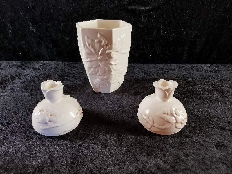 lot 65 image: 1940s RedWing Magnolia Pattern Vase and Candlesticks Set