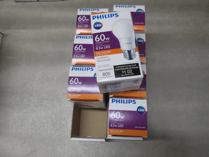 Lot of 8 Philips LED Soft White Lig...