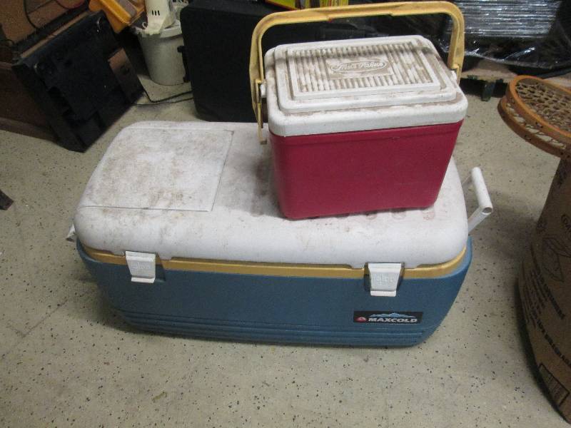 Large Maxcold Igloo Cooler- needs p...