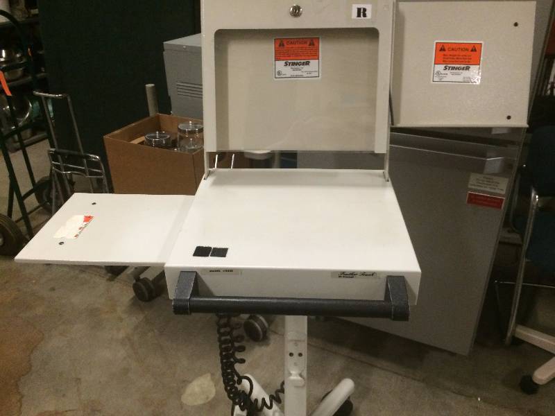 lot 1 image: Stinger Levitator Feather Touch Rolling Mobile Workstation Med Cart
