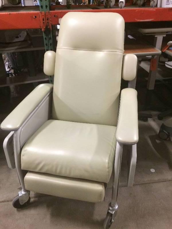 lot 2 image: Retails Used $1000 Lumex 577RG Clinical Care Medical IV MEDS Administration Dialysis Recliner Chair - Great Condition