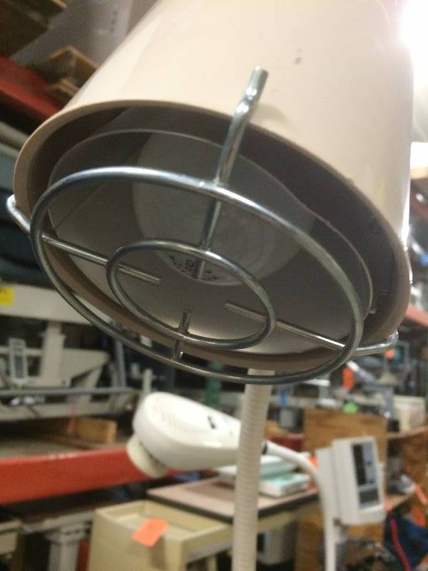 lot 40 image: Goodwin Multipurpose Rolling Giraffe Industrial Adjustible Flexible Medical Exam Floor SpotLight Lamp Light
