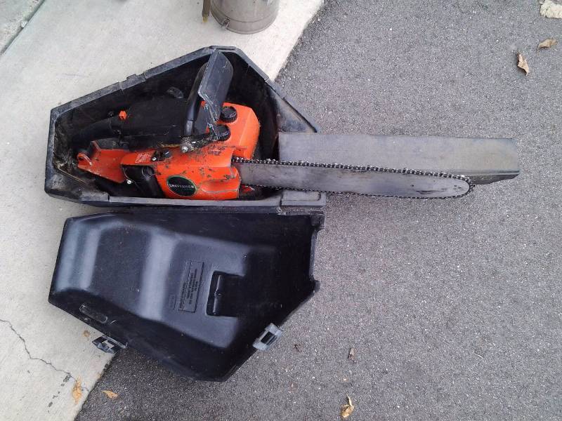 lot 22 image: Craftsman 3.7 Hp18 Inch Chain Saw
