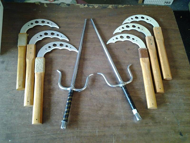 lot 36 image: 6-Blades, 2-Ninja Sais