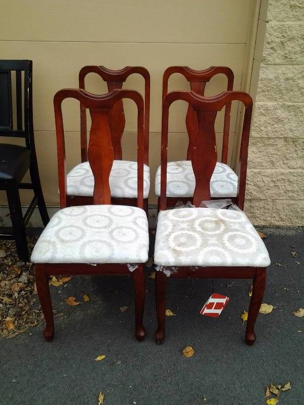 lot 40 image: 4-Wood Chairs