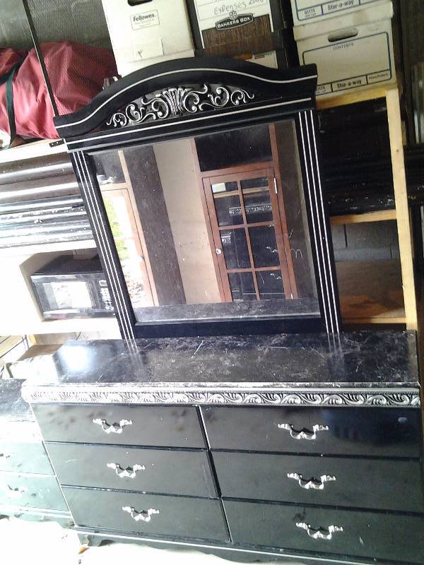 lot 44 image: 3 Piece Bedroom Set