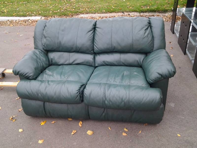lot 47 image: 64 Inch Green Love Seat Sofa (Leather)