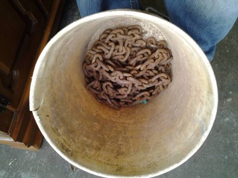 lot 61 image: Bucket With Chain