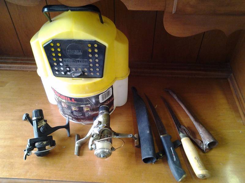 lot 78 image: Minnow Pail, 2-Reels, 2-Filet Knives