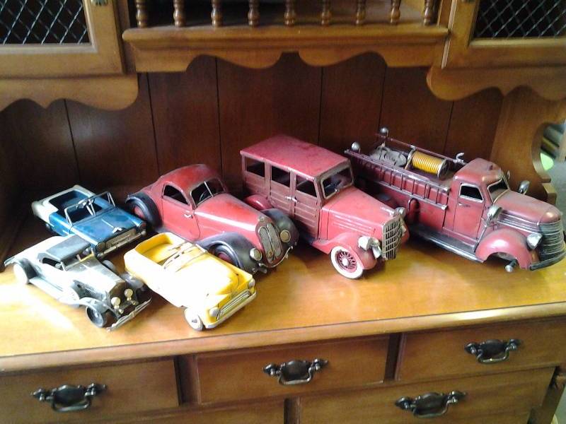 lot 81 image: Lot Of Decorative Old Cars-Includes tote With Lid