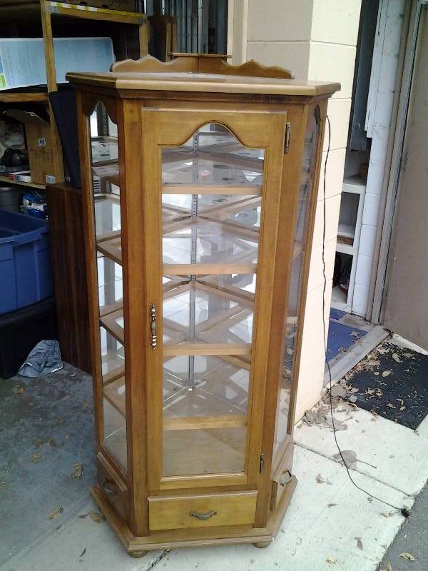 lot 86 image: Lighted Corner Curio Cabinet With 4 Adjustable Glass Shelves 32x64