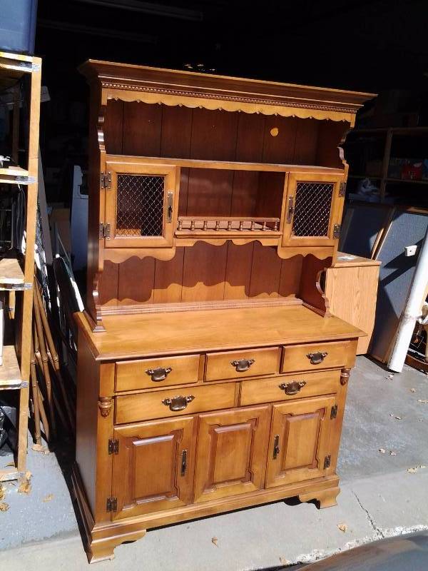 lot 7 image: 2 Piece Hutch-Solid Hard Rock Maple