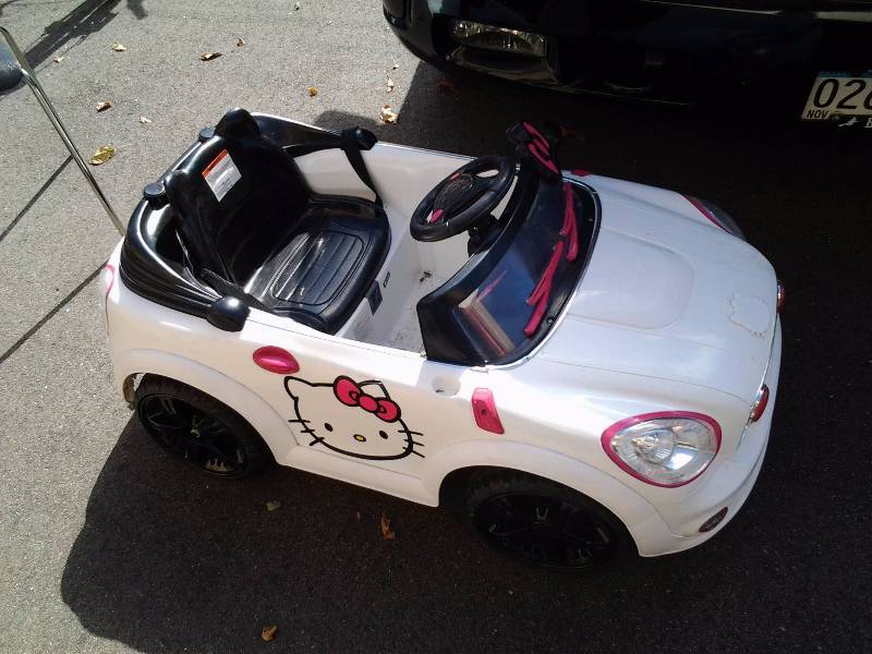 lot 13 image: Hello Kitty Car Only No Charger