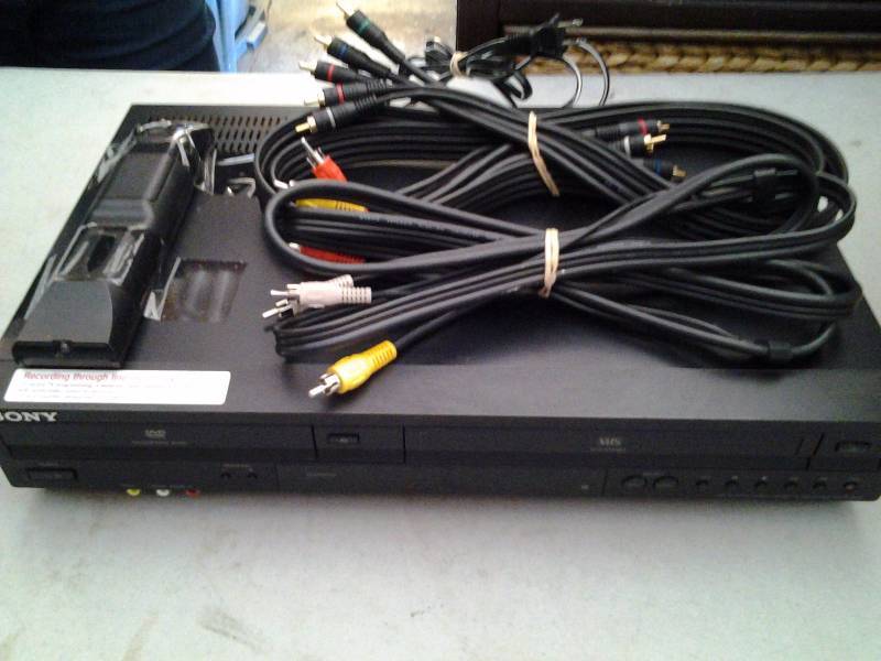 lot 107 image: Sony DVDVHS Player #SKV-D380P With Remote & Cords