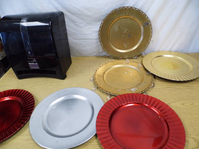 Paper Towel Dispenser - -Plates