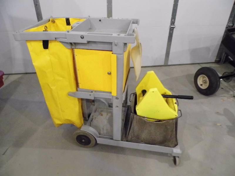 Rubbermaid Cleaning Cart