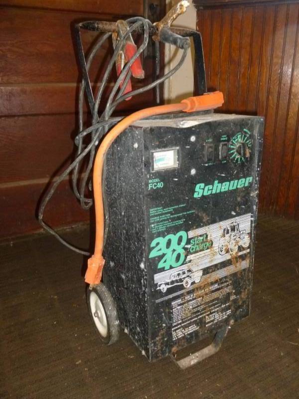 lot 7 image: Battery Charger